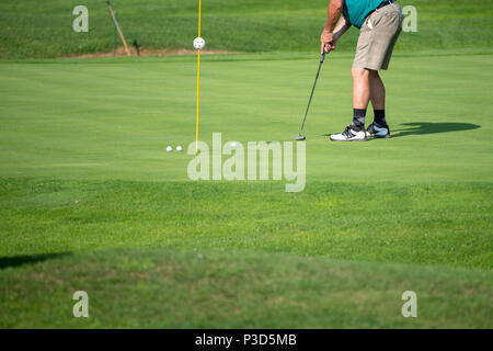 Golfspieler auf dem Grün, ältere männliche, nicht erkennbar, Copyspace Stockfoto