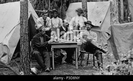 . Englisch: die Beamten der 114 Pennsylvania Infanterie, Alkohol zu trinken und Karten spielen vor den Zelten. August 1864 3 Offiziere der-114 th-Pennsylvania -03882 a-Erntegut Stockfoto