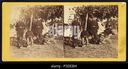 . Englisch: Vordergrund Schmuggelware. Englisch: Stereograph übersicht Capt. B.Sc. Braun (links); Leutnant John S. Shaw, Co. F 2. regt. Rhode Island Freiwillige Infanterie (Mitte); Lt. Fry (rechts) mit afrikanischen amerikanischen Männer und Jungen im Camp Bundanoon, Gleichstrom. [Zwischen 1861 und 1865] 2 Schmuggelware Vordergrund-t Stockfoto