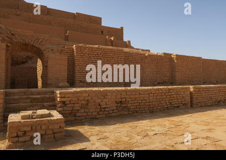 Chogha Zanbil, alte Elamitischen komplex in der Provinz Khuzestan, Iran. Es ist eine der wenigen existierenden ziggurats außerhalb Mesopotamien. Trat pyramidenförmigen Denkmal Stockfoto