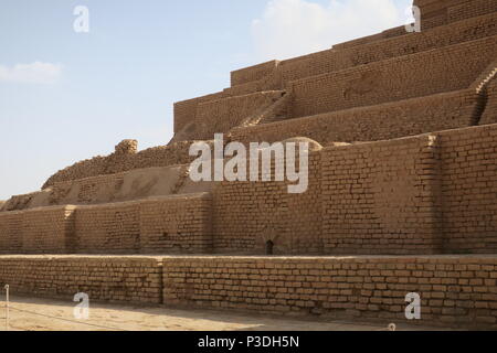 Chogha Zanbil, alte Elamitischen komplex in der Provinz Khuzestan, Iran. Es ist eine der wenigen existierenden ziggurats außerhalb Mesopotamien. Trat pyramidenförmigen Denkmal Stockfoto