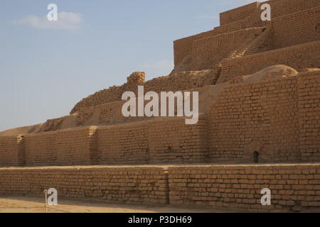 Chogha Zanbil, alte Elamitischen komplex in der Provinz Khuzestan, Iran. Es ist eine der wenigen existierenden ziggurats außerhalb Mesopotamien. Trat pyramidenförmigen Denkmal Stockfoto