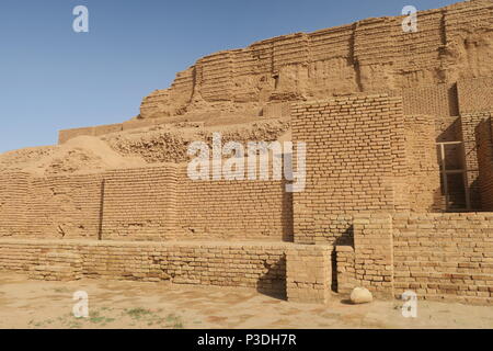 Chogha Zanbil, alte Elamitischen komplex in der Provinz Khuzestan, Iran. Es ist eine der wenigen existierenden ziggurats außerhalb Mesopotamien. Trat pyramidenförmigen Denkmal Stockfoto