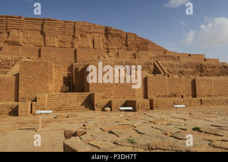 Chogha Zanbil, alte Elamitischen komplex in der Provinz Khuzestan, Iran. Es ist eine der wenigen existierenden ziggurats außerhalb Mesopotamien. Trat pyramidenförmigen Denkmal Stockfoto