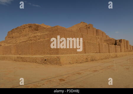 Chogha Zanbil, alte Elamitischen komplex in der Provinz Khuzestan, Iran. Es ist eine der wenigen existierenden ziggurats außerhalb Mesopotamien. Trat pyramidenförmigen Denkmal Stockfoto