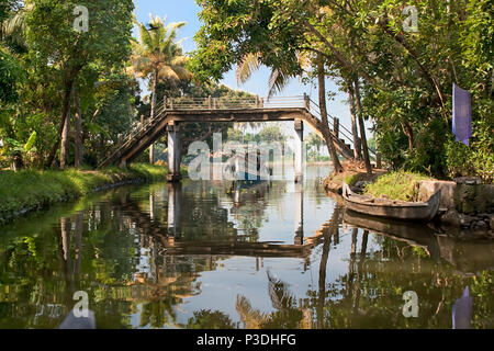 Kleines Boot in den Backwaters canal Fahren Sie unter die Brücke, südlichen Kerala, Indien Stockfoto