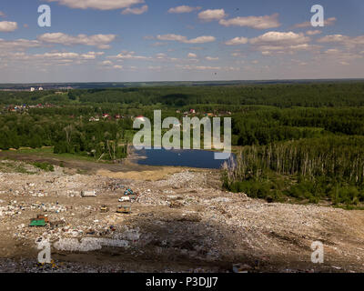 Die Umweltverschmutzung in der Nähe des Wasser. Antenne top anzeigen Foto von Flying drone von großen Abfallhaufen. Abfallhaufen in Müllkippe oder die Deponierung in der f Stockfoto