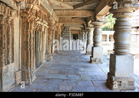 Die Passage von erstaunlich schön Keshava Tempel in Somnathpur, Karnataka, Indien Stockfoto