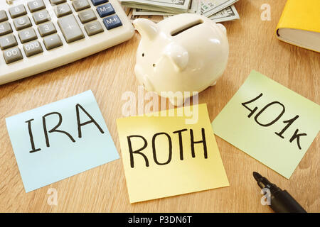 Memo Sticks mit Worten IRA 401k Roth. Altersvorsorge. Stockfoto