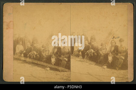 . Sitting Bull und seine Squaw, mit Offizieren und ihren Damen Alternative Titel: Sitting Bull's Camp, Ansichten. Abdeckung: 1866-1920?. Quelle Impressum: 1866-1920?. Digitale Element veröffentlicht 2-16-2006; 2-13-2009 aktualisiert. 273 Sitting Bull und seine Squaw, mit Offizieren und ihren Damen, die von Kreuz, W.R. (William R.) 2 Stockfoto
