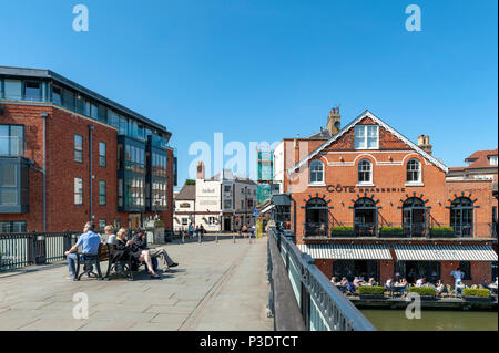 Berkshire, UK - April 2018: Die Brücke oder Windsor Windsor Town Bridge, ein Bügeleisen und Granit bogen Brücke über die Themse zwischen den Städten entfernt Stockfoto