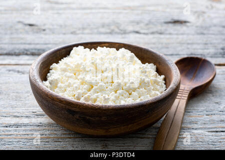 Ricotta, Käse, Hüttenkäse Landwirte Käse, Quark oder Tvorog in eine hölzerne Schüssel. Detailansicht, selektiver Fokus Stockfoto