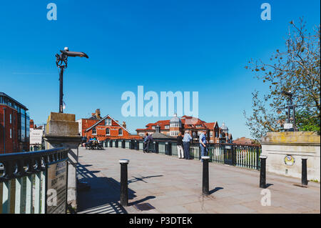 Berkshire, UK - April 2018: Die Brücke oder Windsor Windsor Town Bridge, ein Bügeleisen und Granit bogen Brücke über die Themse zwischen den Städten entfernt Stockfoto