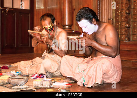 COCHIN, Indien - 15. Februar: Ein unbekannter Schauspieler Make-up vor dem Abend Kathakali Performance am 15. Februar 2009 in Cochin, Kerala, Indien. Stockfoto