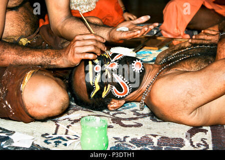 COCHIN, Indien - 15. Februar: Ein unbekannter Schauspieler Make-up vor dem Abend Kathakali Performance am 15. Februar 2009 in Cochin, Kerala, Indien. Stockfoto