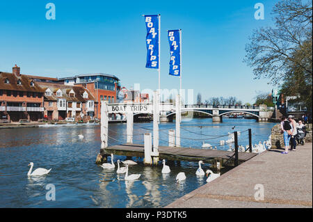 Berkshire, UK - April 2018: eine touristische Bootsfahrt Pier an der Themse zwischen den Städten Windsor und Eton in der Berkshire entfernt Stockfoto