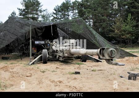 Us-Armee Soldaten zu Archer Batterie, Field Artillery Squadron, 2.Kavallerie Regiment zugeordnet, bereiten Sie Ihre M777 155mm Artillerie Systeme während der polnischen Verteidigung Übung Puma 2 mit Battle Group Polen Bemowo Piskie Training Area zu Brand in Orzysz, Polen am 13. Juni 2018. (U.S. Armee Foto von Charles Rosemond) Stockfoto