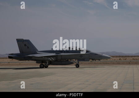 Colonel Steven J. Weiß, kommandierender Offizier der Marine Air Ground Task Force 23 und Oberstleutnant Jeremy Yauck, F/A-18 Hornet Pilot mit Marine Fighter Attack Squadron 112, Marine Flugzeuge Gruppe 41, 4 Marine Flugzeugflügel, Land im Camp Wilson Flug Linie, während integrierte Ausbildung Übung 4-18 in der Marine Corps Air Ground Combat Center Twentynine Palms, Kalifornien, 10. Juni 2018. ITX 4-18 bietet MAGTF Elemente eine Gelegenheit, einen Service Level Bewertung der Kernkompetenzen, die sich auf Auslandseinsätze sind unerlässlich, um zu unterziehen, Vorwärts - bereitgestellt. (U.S. Marine Corps Foto von Lance Cpl. Samantha Sc Stockfoto