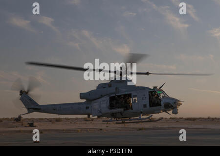 Marines mit Marine Light Attack Helicopter Squadron 775, Marine Flugzeuge Gruppe-41, 4 Marine Flugzeugflügel, nehmen Sie in einer UH-1Y Venom für Nacht Operationen während integrierte Ausbildung Übung 4-18 bei Marine Corps Air Ground Combat Center Twentynine Palms, Kalifornien, 12. Juni 2018. HMLA-775, auch bekannt als "kojoten", bietet Air Combat element Unterstützung für Marine Air Ground Task Force 23 während ITX 4-18. (U.S. Marine Corps Foto von Lance Cpl. Samantha Schwoch/freigegeben) Stockfoto