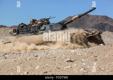 Marines mit Echo Company, 4. Tank Battalion, 4th Marine Division, klar ein Hindernis mit einem M1A1 Abrams Kampfpanzer, während ein Hindernis clearing Loslösung praktische Anwendung, während integrierte Ausbildung Übung 4-18, an Bord der Marine Corps Air Ground Combat Center Twentynine Palms, Kalifornien, 12. Juni 2018. Die OCD-Schulung wurde durchgeführt, Marines für die Ausführung eines live-fire kombinierte Waffen verletzen, in denen Mechanisierte Einheiten wird eine 1.000 Pfund Minenräumung kostenlos detonieren vorzubereiten. Stockfoto