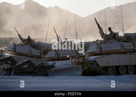 Marines mit Alpha Company, 4 Combat Engineer Battalion, 4th Marine Division, deren Assault Breacher Fahrzeuge ausbauen Eine Sicherheit kurz vor einem Hindernis clearing Loslösung praktische Anwendung, während integrierte Ausbildung Übung 4-18, an Bord der Marine Corps Air Ground Combat Center Twentynine Palms, Kalifornien, 12. Juni 2018 zu besuchen. Die OCD-Schulung wurde durchgeführt, Marines für die Ausführung eines live-fire kombinierte Waffen verletzen, in denen Mechanisierte Einheiten wird eine 1.000 Pfund Minenräumung kostenlos detonieren vorzubereiten. Stockfoto