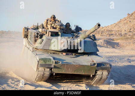 Marines mit Echo Company, 4. Tank Battalion, 4th Marine Division, die M1A1 Abrams Kampfpanzer für ein Hindernis clearing Loslösung praktische Anwendung während der integrierte Ausbildung Übung 4-18 neu positionieren, an Bord der Marine Corps Air Ground Combat Center Twentynine Palms, Kalifornien, 12. Juni 2018. Die OCD-Schulung wurde durchgeführt, Marines für die Ausführung eines live-fire kombinierte Waffen verletzen, in denen Mechanisierte Einheiten wird eine 1.000 Pfund Minenräumung kostenlos detonieren vorzubereiten. Stockfoto