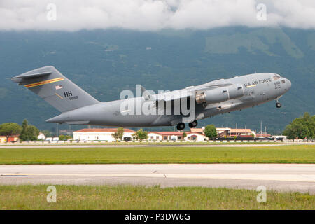 Eine voll geladene C-17 Globemaster III ab 204. Airlift Squadron der Texas Air National Guard zieht die Flight Line während der Übung Bajonett Streik Juni 13, 2018, in Aviano Air Base, Italien. Das Flugzeug transportiert Soldaten aus dem ersten Bataillon, 503Rd Infanterie Regiment, 173Rd Airborne Brigade und sieben Fahrzeuge in Casa De Campo, Zaragoza, Spanien. Die Ausbildung konzentriert sich auf die Verbesserung operativer Standards mit der NATO und anderen Air Mobility Command Flugzeuge sowie für die Entwicklung von einzelnen technischen Fähigkeiten. (U.S. Air National Guard Foto von älteren Flieger John linzmeier) Stockfoto