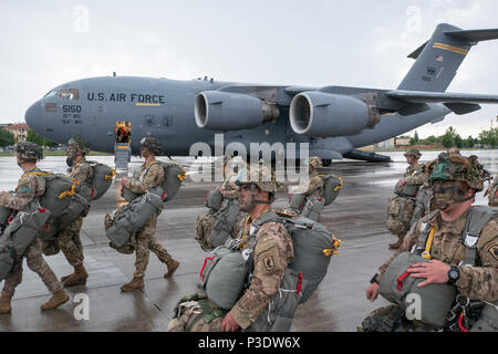 Mitglieder der US Army 1st Bataillon, 503Rd Infanterie Regiment, 173Rd Airborne Brigade für eine gemeinsame gewaltsame Eintrag Betrieb während der Übung Bajonett Streik Juni 13, 2018, in Aviano Air Base, Italien vorbereiten. Statische Zeile springt, wurden von Mitgliedern der 204. Airlift Squadron der Texas Air National Guard unterstützt, neben anderen Flugzeugen aus und die NATO schweren Airlift Wing am Papa Air Base, Ungarn, und Air Mobility Command. Die Operation diente als Training Voraussetzung für die beteiligten Soldaten, deren sie zur schnellen Montage und praktisch überall im europäischen Theater bereitstellen. (U.S. Luft Stockfoto