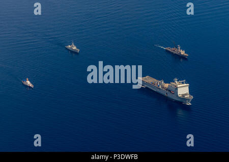 180613-N-ZZ 999-0001 ATLANTIK (16. Juni 2018) United States Coast Guard Cutter Charles David Jr (WPC-1107) (l), Kanadische Schiff HMCS Shawinigan (MM704) (Mitte, hinten), mexikanische Marine Schiff ARM Oaxaca (PO 161) (r) folgen Sie britisches Schiff RFA Mounts Bay (l 3008) Während einer Ausbildung ausüben in den Atlantischen Ozean, vor der Küste der Bahamas während des US Southern Command - geförderte Übung, Tradewinds 18. Bietet Tradewinds beteiligten karibischen Nationen die Gelegenheit, Sicherheit und Disaster Response Fähigkeiten zu verbessern. Der Fokus liegt in diesem Jahr bei der Bekämpfung der grenzüberschreitenden organisierten Kriminalität in Th Stockfoto