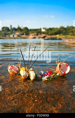 Brennende Räucherstäbchen in einem Früchte auf Riverside in Hampi. Ein Symbol der Religion, Glauben, Gebet und die Zeit, die vergeht, Kararnaka, Indien, Stockfoto