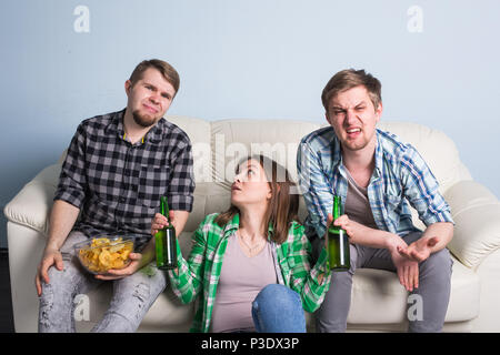 Fußball wm Konzept - Gruppe von Freunden beobachten Sport zusammen Stockfoto