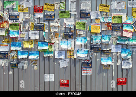 Bulletin Board auf den Metallzaun mit bunten Meldungen auf der Straße Stockfoto