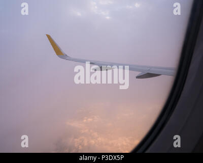 Aus dem Bullauge eines Verkehrsflugzeugs, von Valencia nach Rom links in den frühen Morgenstunden gesehen Stockfoto