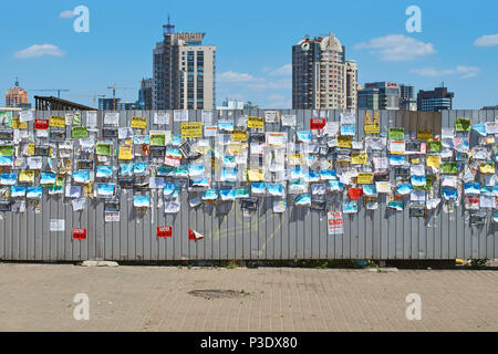 Bulletin Board auf den Metallzaun mit bunten Meldungen auf der Straße Stockfoto