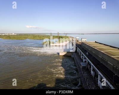 Luftaufnahme der Novosibirsk Wasserkraftwerk mit Wasserfall an einem sonnigen Sommer windstillen Tag Stockfoto