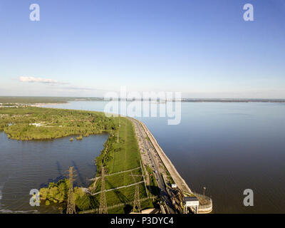 Luftaufnahme auf die Straße gehen, um die novosibirsk Wasserkraftwerks an einem sonnigen Sommer windstillen Tag Stockfoto