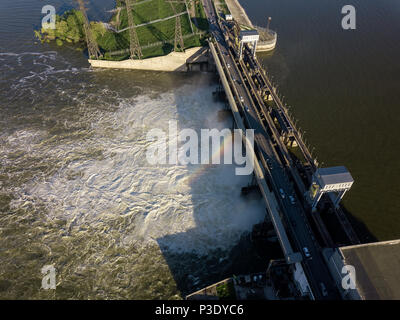 Luftaufnahme der Novosibirsk Wasserkraftwerks an einem sonnigen Sommer windstillen Tag Stockfoto