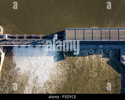 Luftaufnahme der Novosibirsk Wasserkraftwerks an einem sonnigen Sommer windstillen Tag Stockfoto