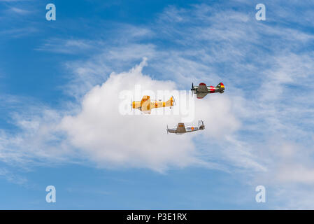 Madrid, Spanien - 3. Juni 2018: Formationsflug von Policarpov I-16, North American T-6 Texan DUN und Beechcraft T-34 Mentor während der Air Show der histor Stockfoto