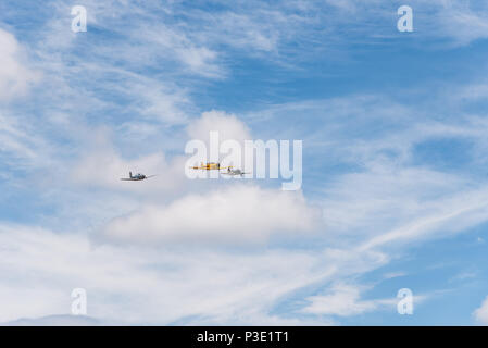 Madrid, Spanien - 3. Juni 2018: Formationsflug von Policarpov I-16, North American T-6 Texan DUN und Beechcraft T-34 Mentor während der Air Show der histor Stockfoto