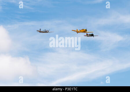 Madrid, Spanien - 3. Juni 2018: Formationsflug von Policarpov I-16, North American T-6 Texan DUN und Beechcraft T-34 Mentor während der Air Show der histor Stockfoto