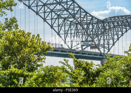 Die Hernando de Soto Bridge ist ein Doppel-arch Brücke über den Mississippi zwischen Memphis, Tennessee und West Memphis, Arkansas. (USA) Stockfoto