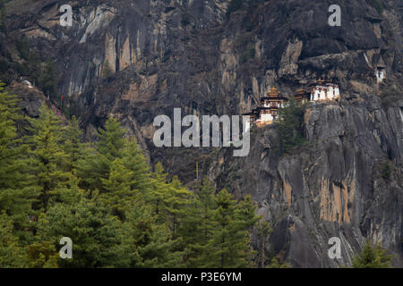 Die majestätische Tiger Nest Kloster hängen an der Klippenseite von taktsang Paro Stockfoto