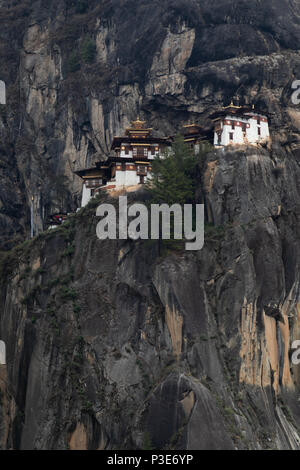 Die majestätische Tiger Nest Kloster hängen an der Klippenseite von taktsang Paro Stockfoto