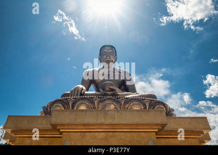 169 Fuß hoch bronze Buddha Statue scheint tagsüber aus der Sicht Stockfoto