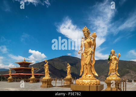 169 Fuß hoch bronze Buddha Statue scheint tagsüber aus der Sicht Stockfoto