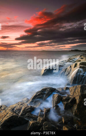 Herbst Sonnenuntergang am Oslofjord an Larkollen in Rygge, Østfold, Norwegen. Stockfoto