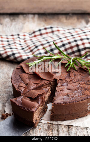 Gebackene belgische Schokolade Käsekuchen mit Schokolade ganache auf hölzernen Tisch Stockfoto