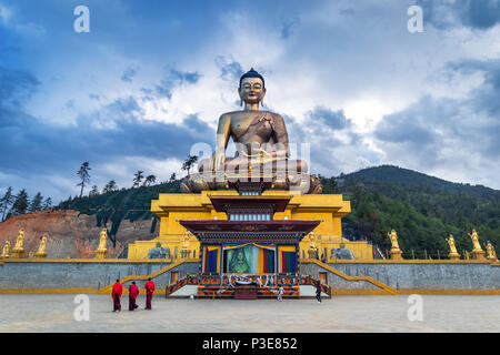 169 Fuß hoch bronze Buddha Statue scheint tagsüber aus der Sicht Stockfoto