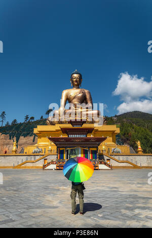 169 Fuß hoch bronze Buddha Statue scheint tagsüber aus der Sicht Stockfoto